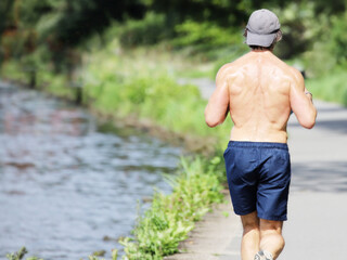 Männlicher Rücken mit Muskeln beim Training und Laufen