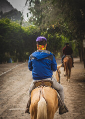 Montando caballos