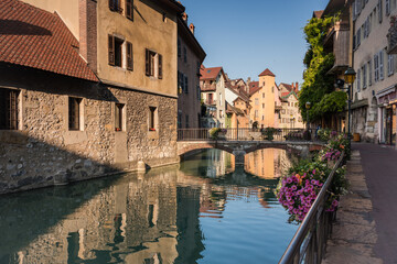 Fototapeta na wymiar Medieval old town streets of Annecy and the reflection of the buildings in the water of the canal, France