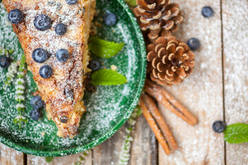 Green plate with delicious cake on wooden background