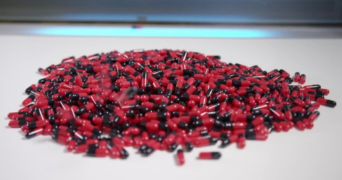 Medikamente Slowmotion / rote schwarze Pillen / Drogen / Arzneimittel / Nahrungserg&auml;nzung / Gesundheit / Medizin / Studie / neue Medikamente / Pharma Industrie / Wissenschaft / Forschung