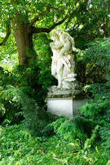 Posąg w cieniu drzew ogrodu botanicznego, Frankfurt nad Menem - obrazy, fototapety, plakaty