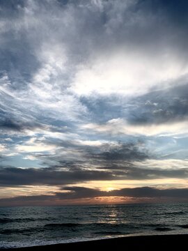 Bel tramonto con nuvole sulla spiaggia. Italia, regione Toscana. Immagine panoramica per carta da parati o sfondo.