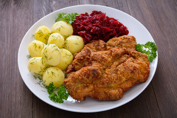 kotlet z ziemniakami i burakami