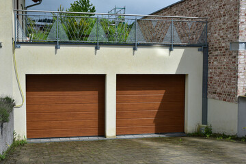 Moderne Beton-Garage mit Automatik-Tor in der Hauszufahrt