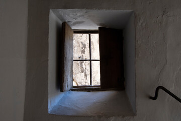 Fototapeta na wymiar Ventana de edificio antiguo con muros gruesos