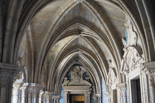 Arches of the ground floor in the cathedral of Porto