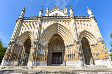 Fototapeta premium Vitoria-Gasteiz, Spain - 21 Aug, 2021: Exterior Views of the Cathedral of Santa Maria (or New Cathedral) in Vitoria-Gasteiz, Basque Country, Spain
