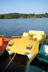 Leuchtend gelbes Tretboot im Automobil Design am Ufer des Poyrazlar See im Sommer bei Sonnenschein...