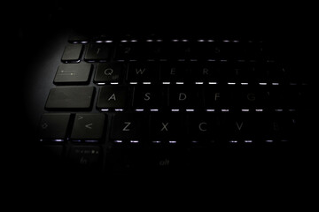 teclado iluminado de computadora negra