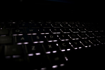 teclado iluminado de computadora laptop