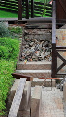 Fototapeta na wymiar Remont schodów, betonowe stopnie łupane od frontu. Brukarstwo, kamieniarstwo. Renovation of the stairs. Paving.