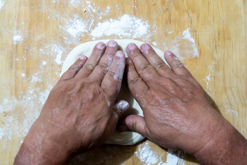 Fototapeta premium Preparación de masa de pizza en casa