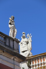 Fototapeta na wymiar Sculptures sur les toits de Lisbonne