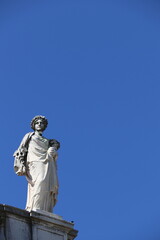 Sculptures sur les toits de Lisbonne