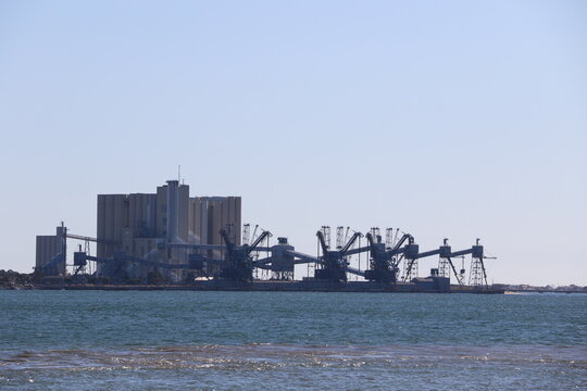 Port de Trafaria situ&eacute; au bord du Tage