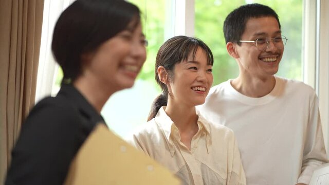 物件の内覧をする夫婦