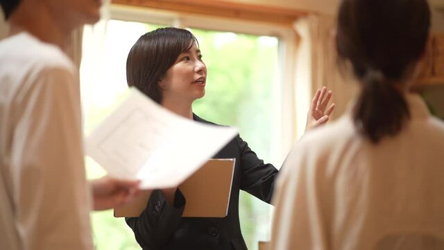 物件の案内をする女性社員