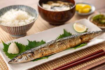 さんまの塩焼き　秋イメージ　