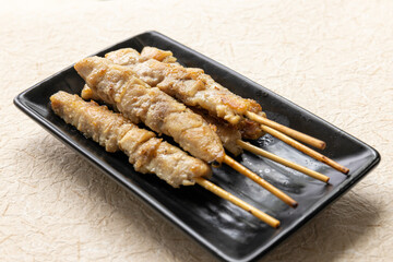 皿に盛り付けた焼き鳥