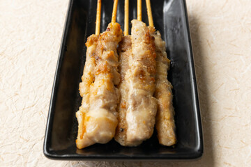 皿に盛り付けた焼き鳥