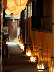 ライトアップされた奈良町の路地裏