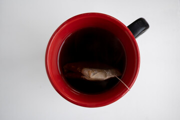taza roja con bolsa de té