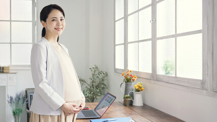仕事をする妊娠した女性