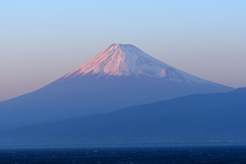Naklejka premium Mt. Fuji at dusk overlooking Suruga Bay.