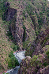 Obraz premium Paysage de montagne dans les gorges du Daluis dans les Alpes-Maritimes en été où coule la rivière Var