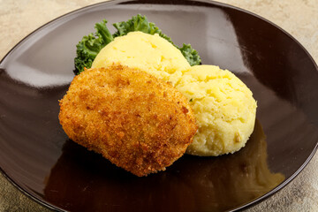 Crispy chicken cutlet with mashed potato