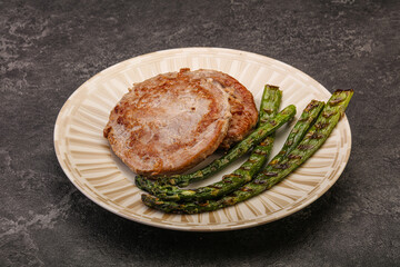 Grilled tuna steak with asparagus