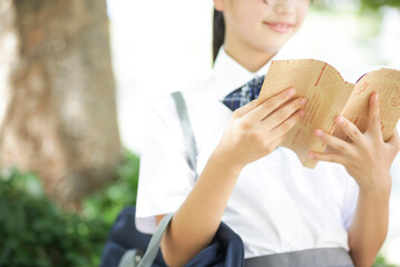 読書をする中学生
