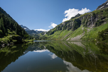 Fototapeta na wymiar Grünsee in Österrreich / Enzingerboden mit schöner Spiegelung