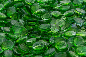Dunkelgrüne Glaslinsen als Dekoration