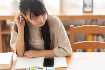 自宅で勉強する中学生