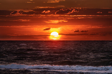 czerwone niebo i zachodzące słońce nad morzem