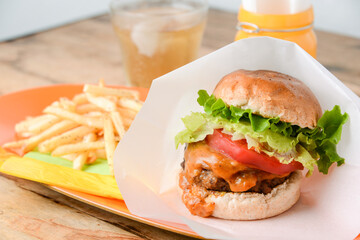 ハンバーガーとポテトとのセット