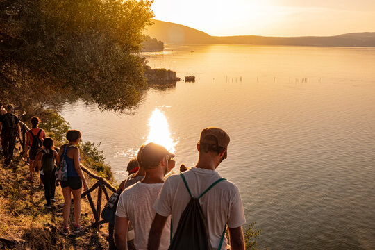 Trekking al tramonto in riva al lago