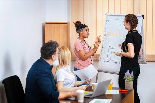 Business people having casual brainstoming strategy discussion during meeting - Powered by Adobe