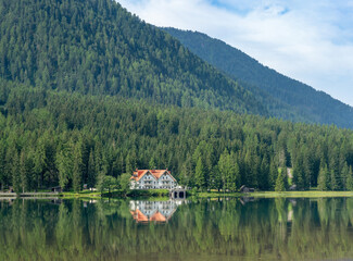 Fototapeta na wymiar kristallklarer Antholzer See (Ahrntal) im Obertal in Südtirol Italien am Alpen Naturpark Riesenferner-Ahrn