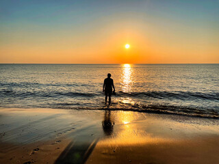 Naklejka premium summer fun on beach at sunset