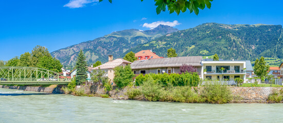 Stadt in Lienz Osttirol, Österreich - Ansicht des Flusses inmitten von Bäumen gegen Himmel