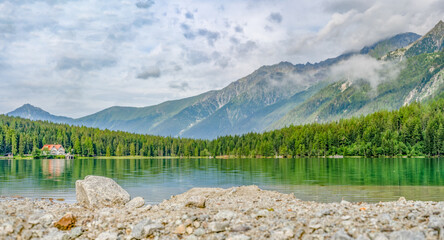 kristallklarer Antholzer See (Ahrntal) im Obertal in Südtirol Italien am Alpen Naturpark...