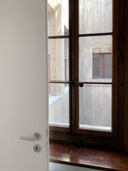 Fen&ecirc;tre sur une petite cour int&eacute;rieure