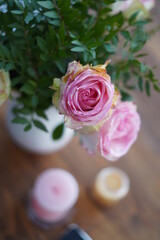 Fototapeta na wymiar Pink roses in vase