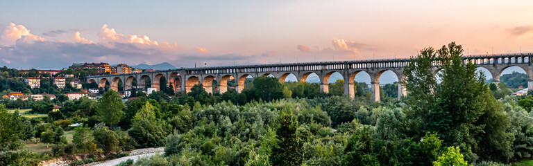 Fototapeta na wymiar Le principali attrazioni turistiche di Cuneo: il viadotto Soleri, Via Roma e la monumentale Piazza Galiberti