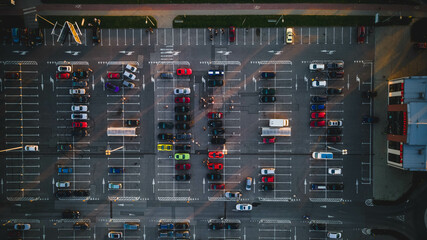 Zdjęcie parkingu z drona.