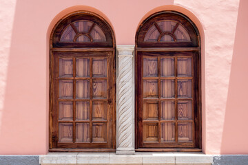 Fototapeta na wymiar The massive ancient wooden door.