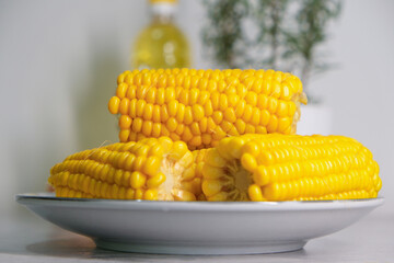 Cobs of boiled corn in a plate. Close-up. - 452486246